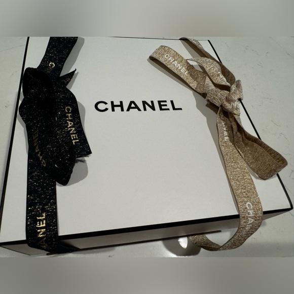Chanel gift box ๐ with three different colored ribbons! ๐ - Picture 2 of 7
